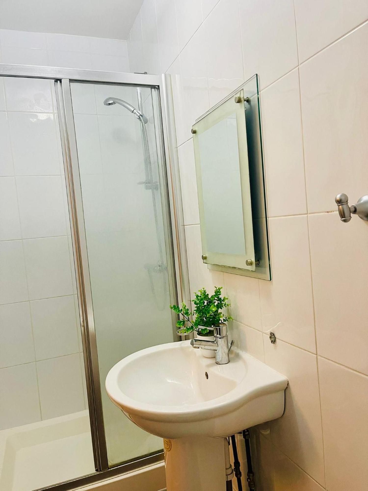 Ensuite Family In Stratford